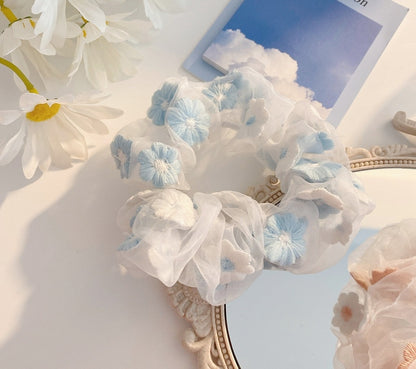 Scrunchie med broderade blommor