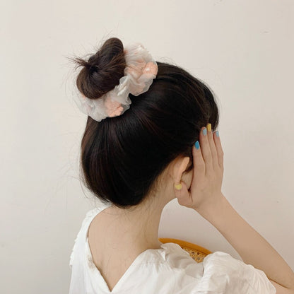 Scrunchie med broderade blommor